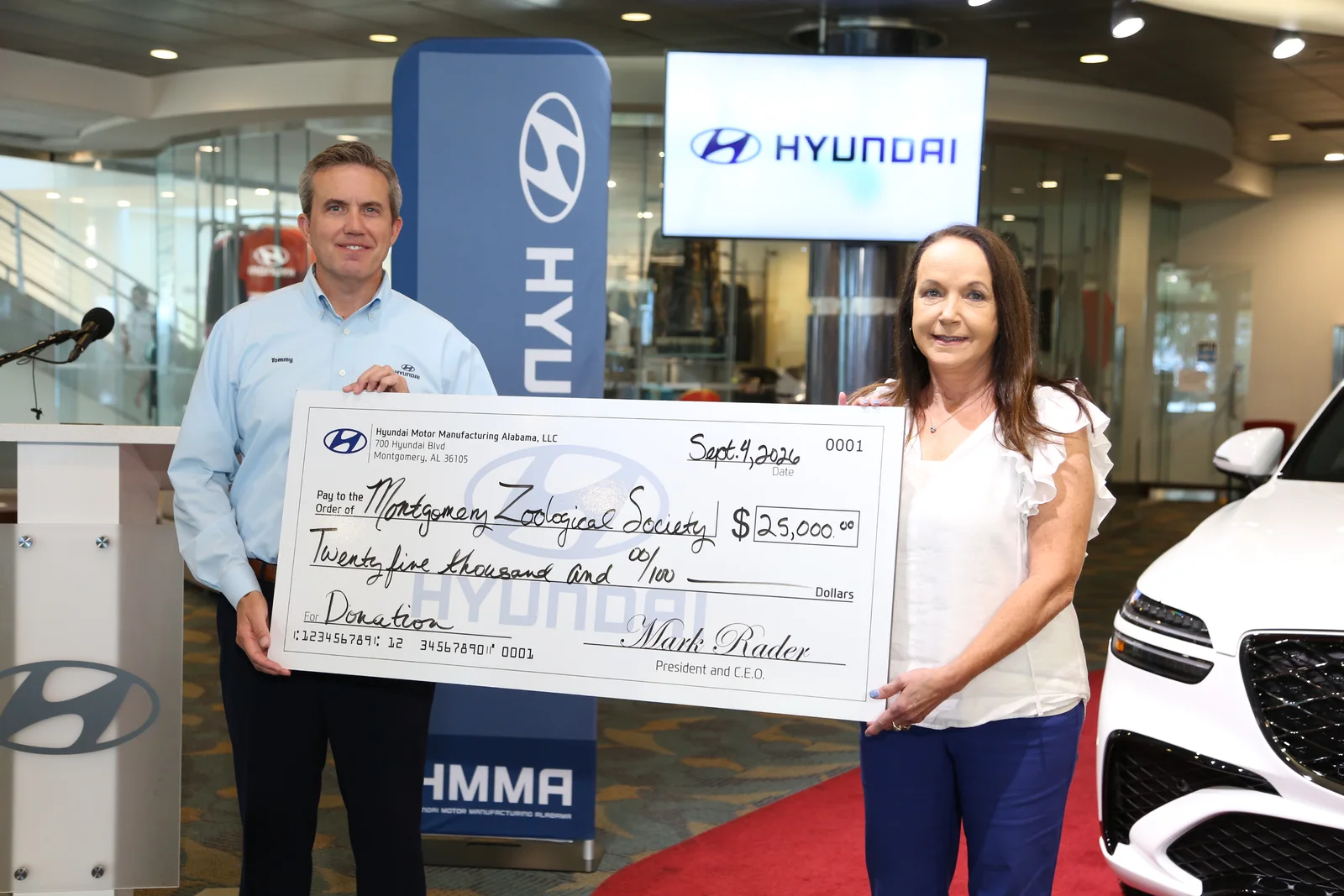 Hyundai Motor Manufacturing Alabama передала $25 000 зоологическому обществу Монтгомери