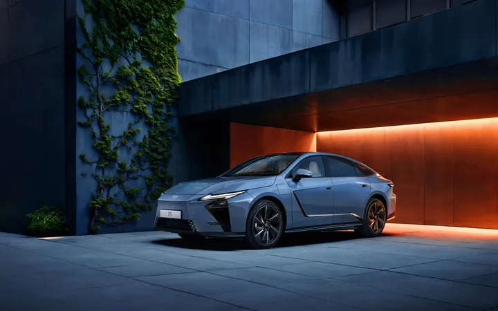 Lexus представил полностью новый ES: электрический седан с дизайном «Clean Tech x Elegance»