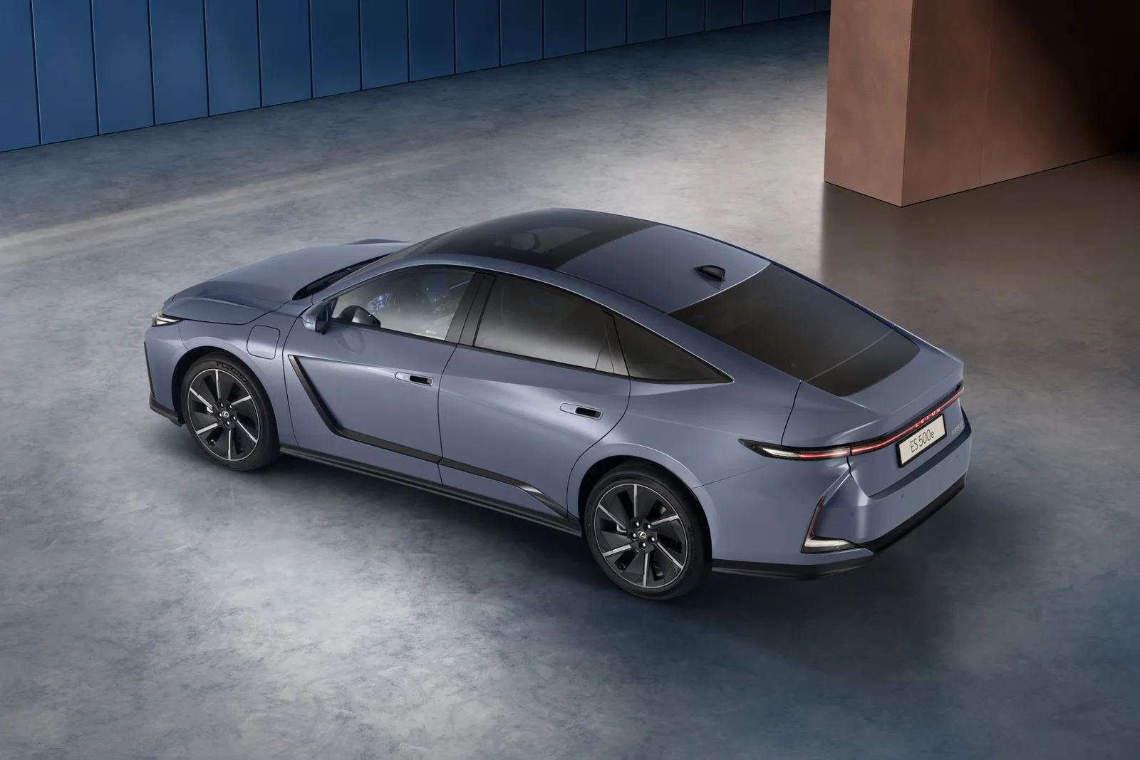 Lexus представил восьмое поколение ES: впервые с электромоторами и «скрытыми» кнопками