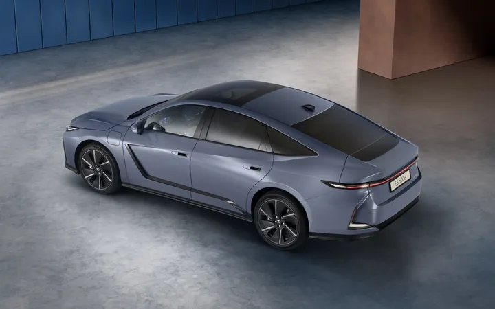 Lexus представил восьмое поколение ES: впервые с электромоторами и «скрытыми» кнопками