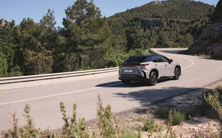 Lexus представила систему Interactive Manual Drive для электрического RZ F SPORT