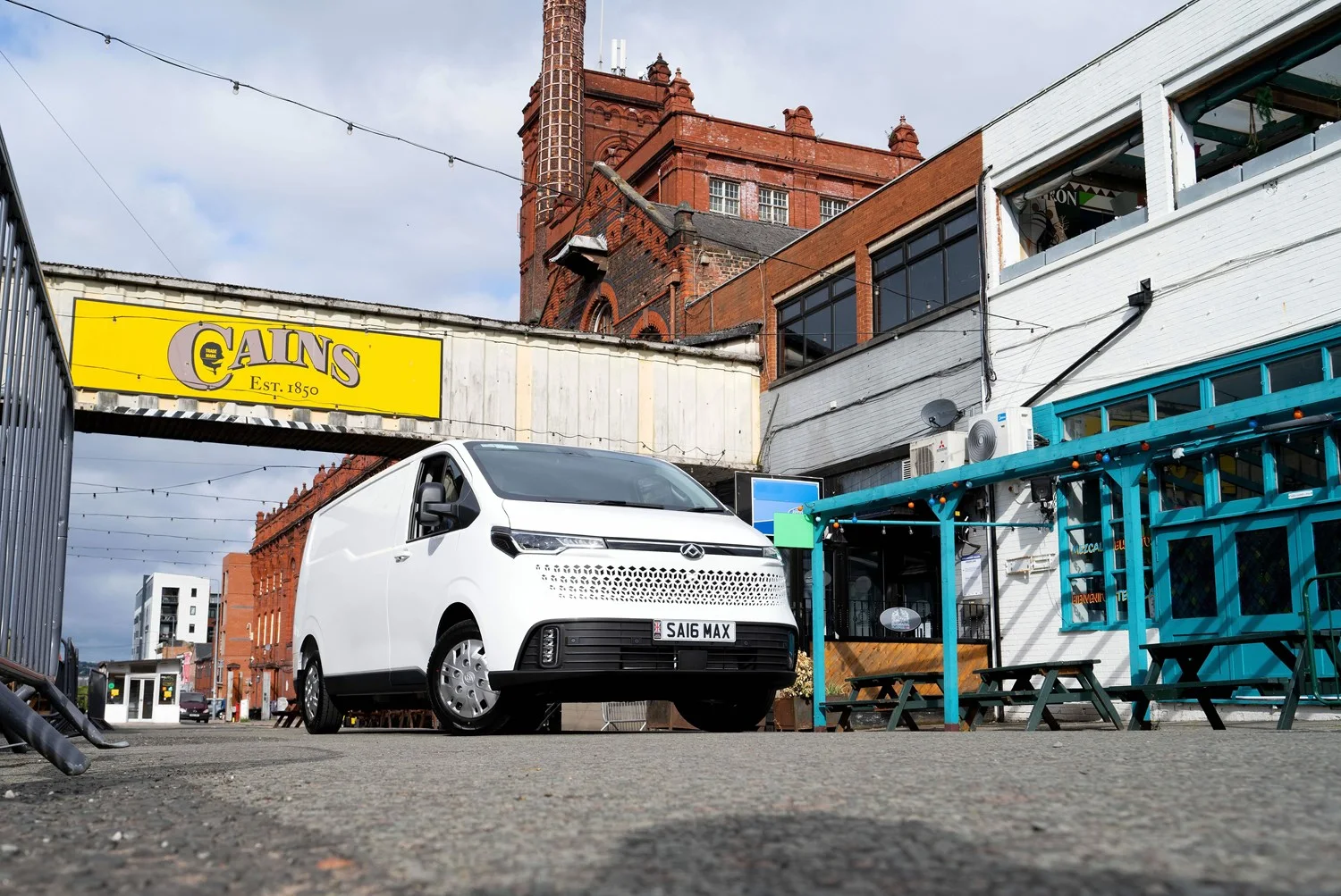 MAXUS DELIVER 7 в Великобритании: цена от £19 995 и оснащение выше класса