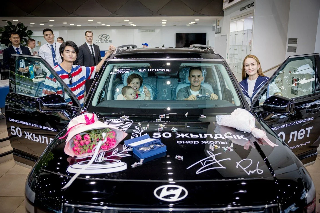 Сыновья подарили Розе Рымбаевой Hyundai Palisade в честь 50-летия творческой деятельности