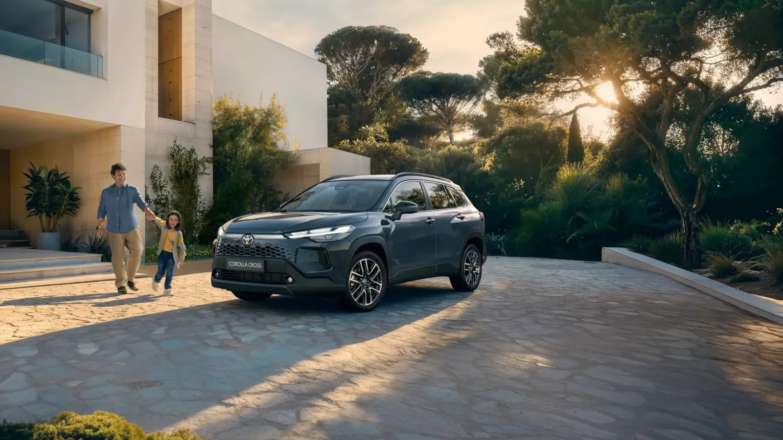 Toyota представила обновлённый Corolla Cross: гибрид, новая оптика и улучшенная шумоизоляция
