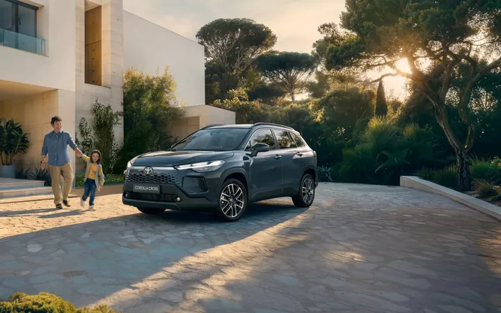 Toyota представила обновлённый Corolla Cross: гибрид, новая оптика и улучшенная шумоизоляция