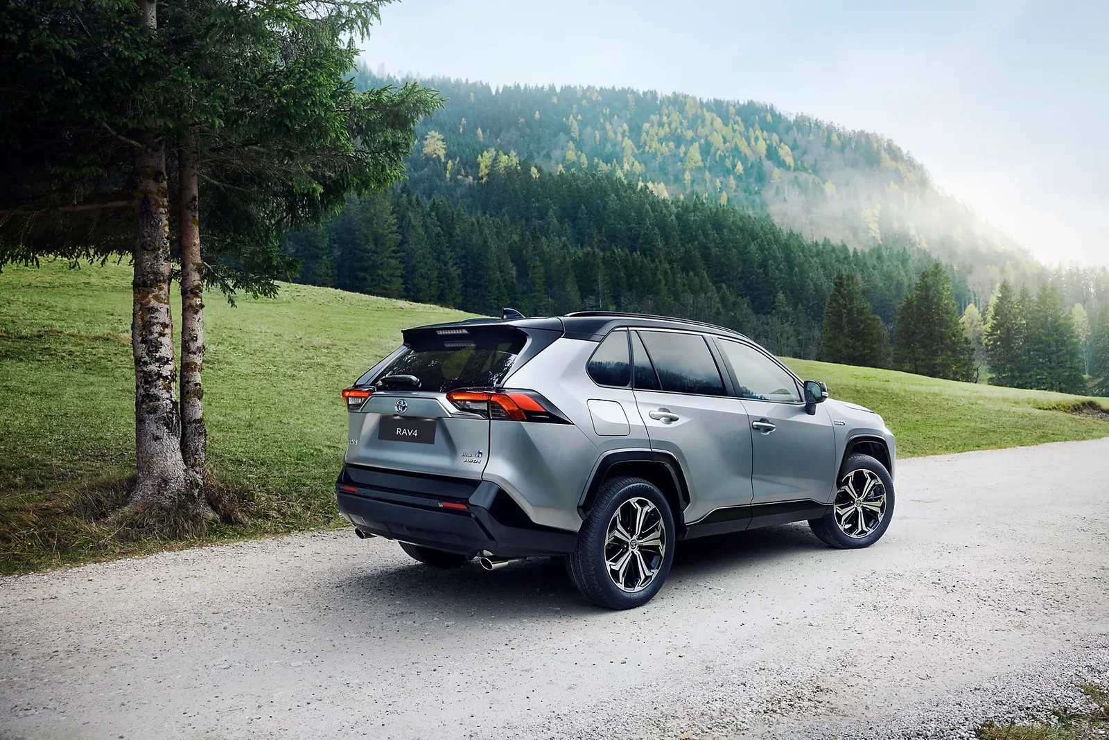 Toyota RAV4 отмечает три десятилетия: от концепта RAV-FOUR до мирового бестселлера