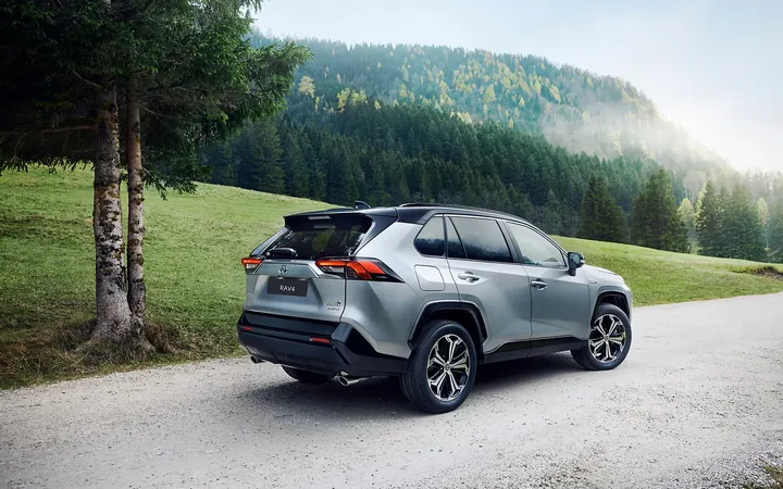 Toyota RAV4 отмечает три десятилетия: от концепта RAV-FOUR до мирового бестселлера