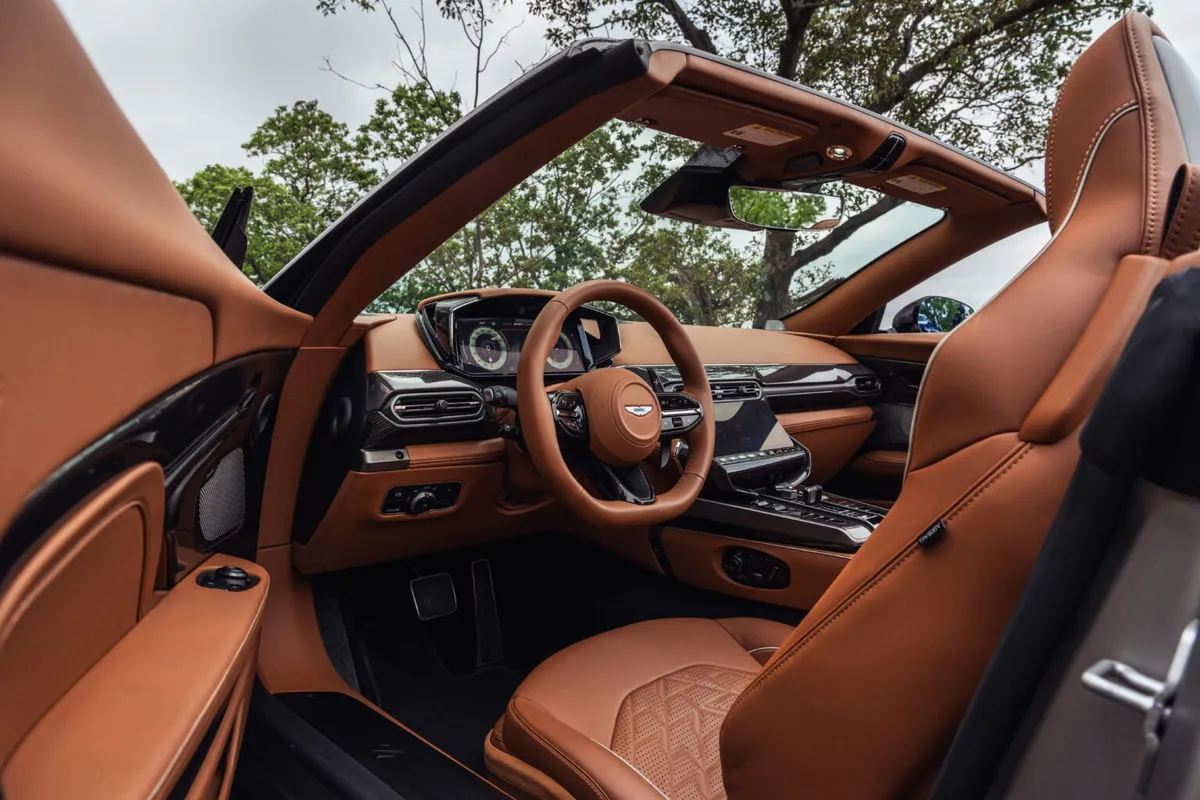 Aston Martin Vanquish · III — фото автомобиля