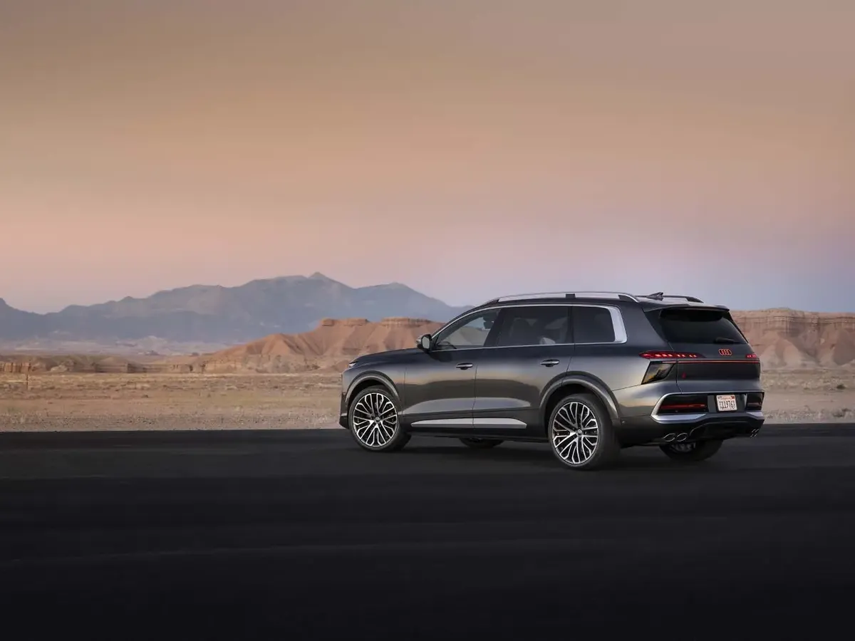 Audi SQ9 · 2026 — фото автомобиля