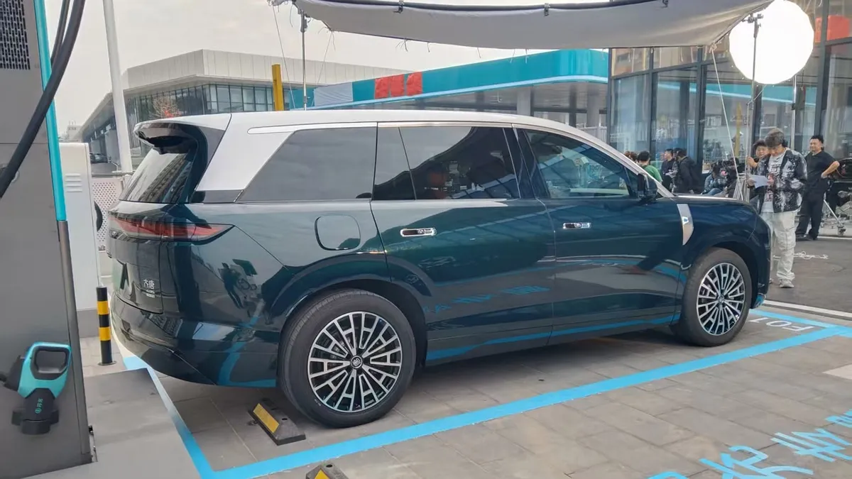 BYD Tang · III — фото автомобиля