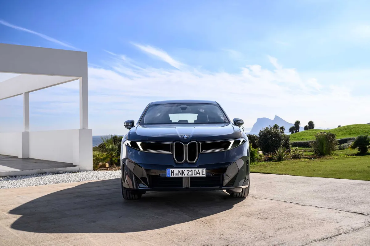BMW iX3 · II — фото автомобиля