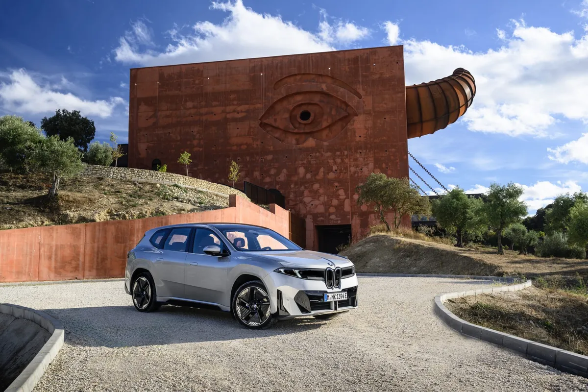 BMW iX3 · II — фото автомобиля