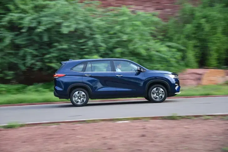 Suzuki Invicto · 2026 — внешний вид