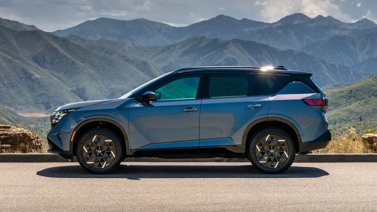 Nissan Rogue · IV — фото автомобиля