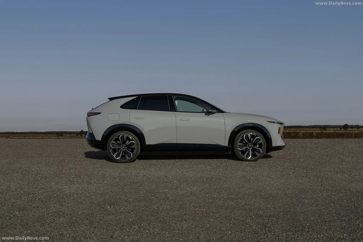 Mazda CX-6e · 2026 — внешний вид