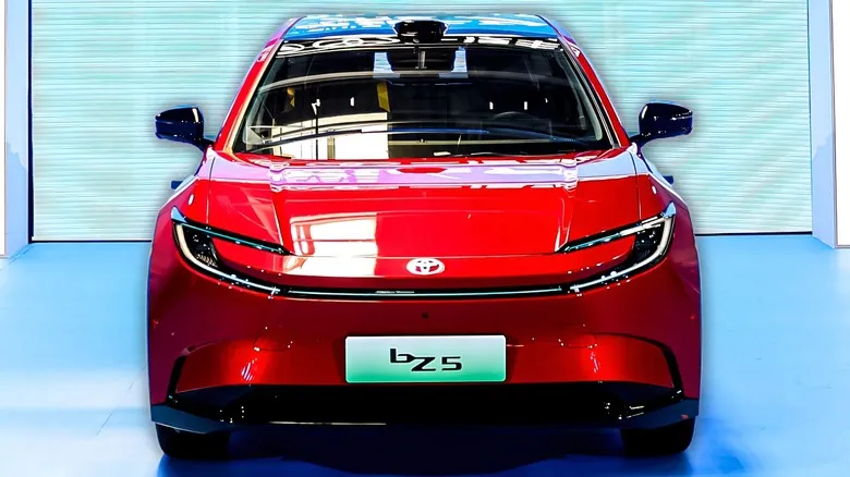 Toyota bZ5 · 2025–2026 — фото автомобиля